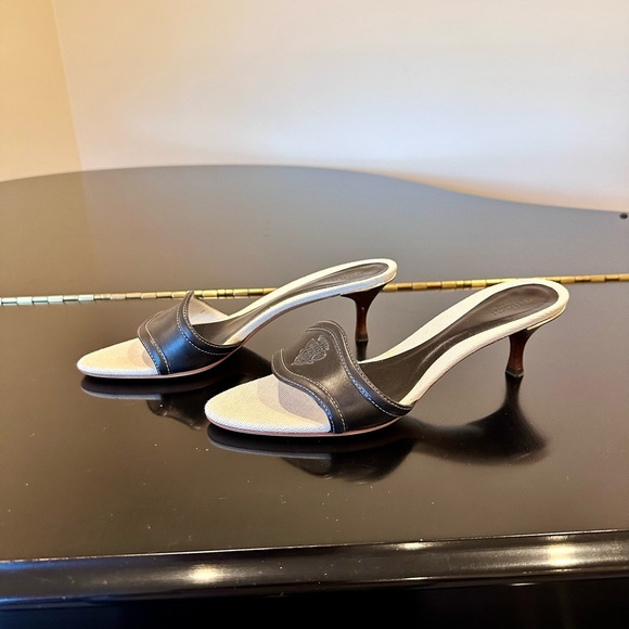 Authentic Vintage Rare Luxury Minimalist Hysteria Crest Gucci Sandals - Picture 1 of 17